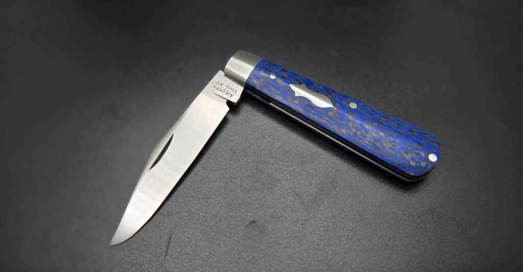 Custom sipjoint maker: ash.handmade.knives at instagram 14C28N stainless and carbon fiber scales