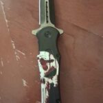 how do I close this knife?