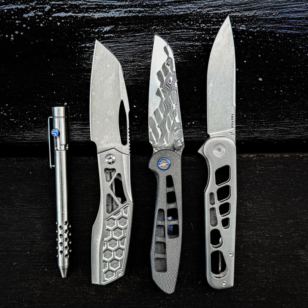 Some knife guys declare that they don't like skellies because of pocket lint. I'm glad my momma taught me how to keep my pockets lint free. Phew.