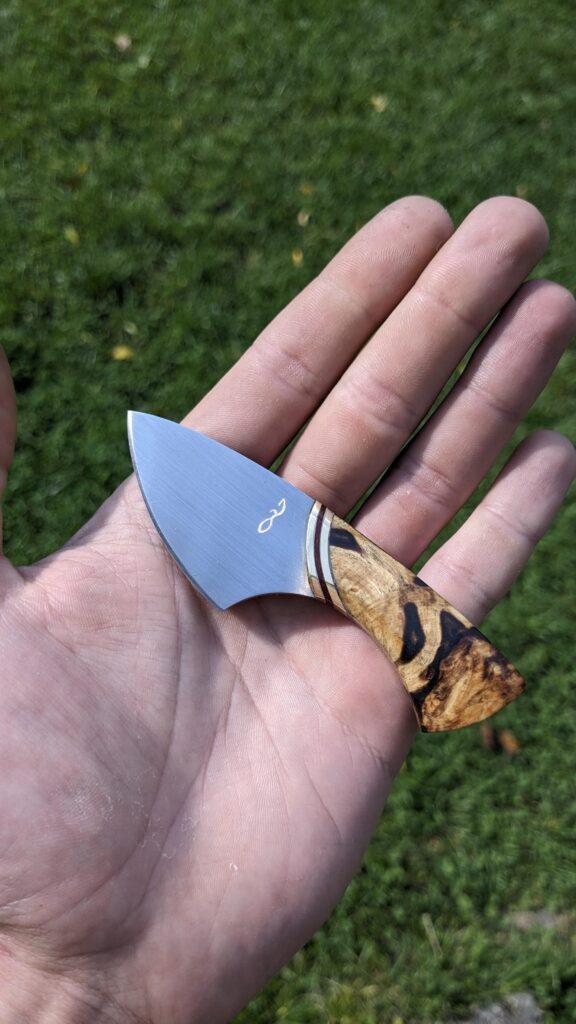 This micro knife was the prototype for my first ever international commission. Old saw blade, textolite, brass, self collected spalted hornbeam