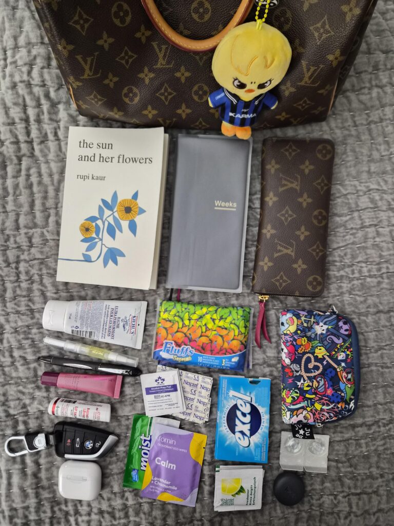 What's in my bag! Assumptions welcome. 😌