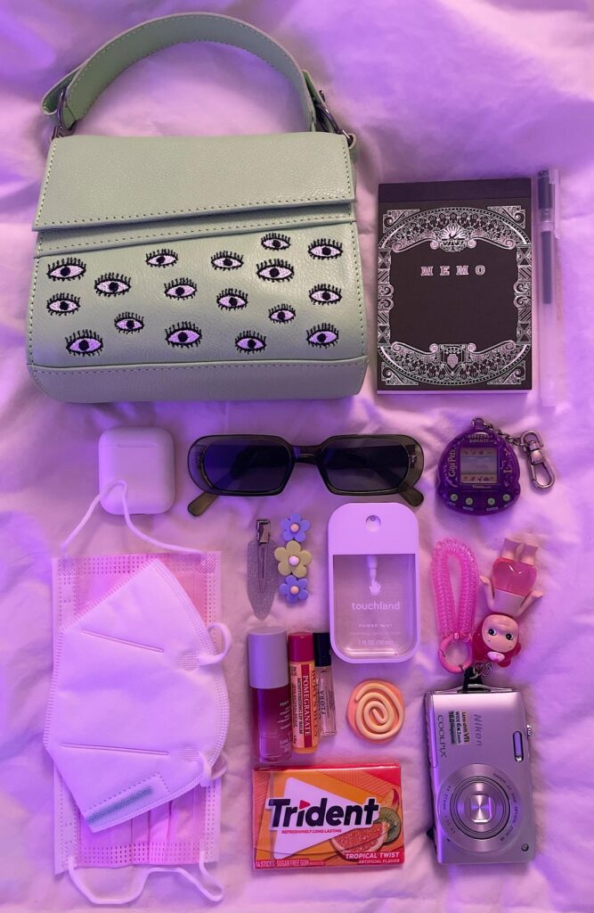 my bag packed for an art print fair and museum day 💚