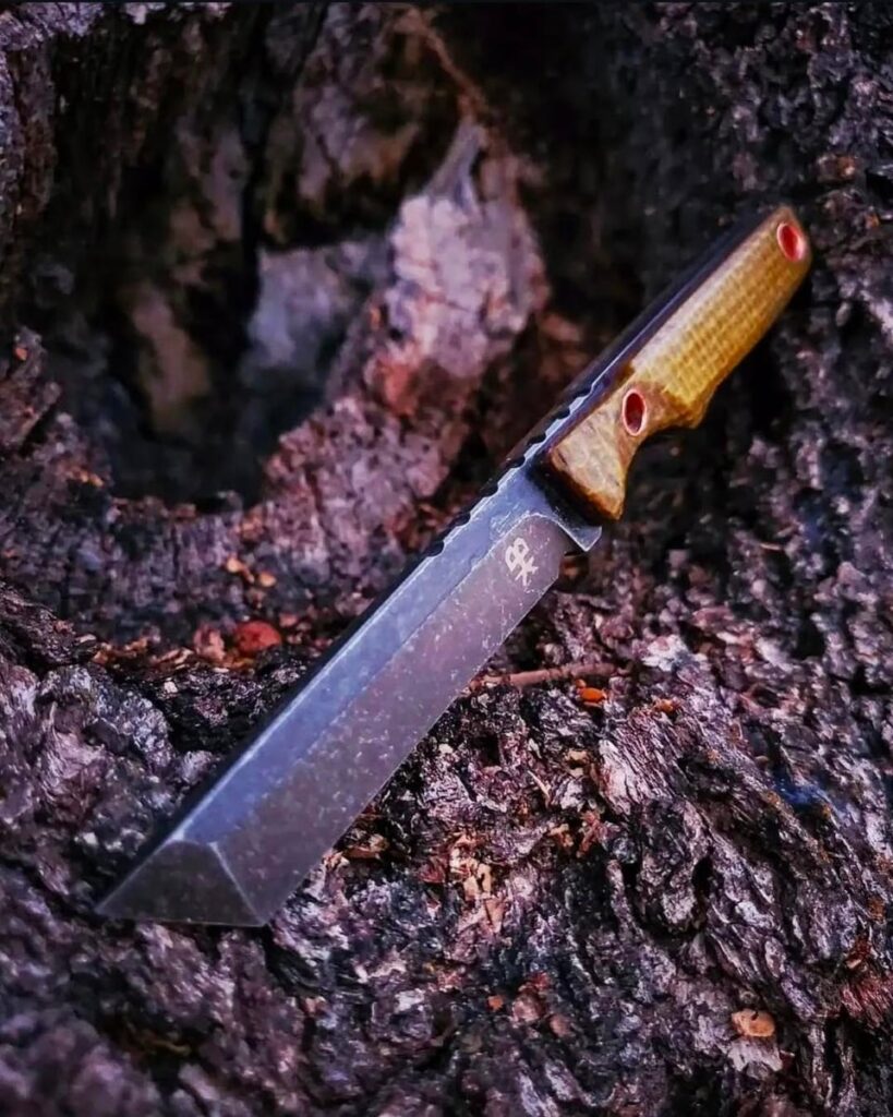 A one-off knife i made for a drop a while back. 3.5" MKII/pocket kwaiken hybrid.