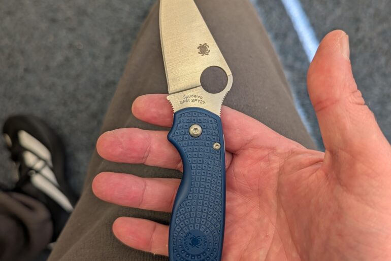 Carrying the Spyderco Para 3 LW in SPY27