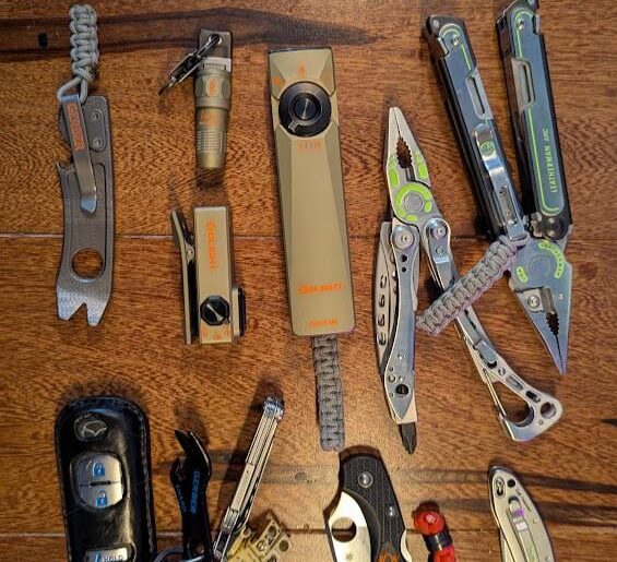 Becoming obsessed with color-filling recessed lettering/logos on various EDC tools. Makes them look so distinctive from the stock colors but cohesive with other parts of my collection.