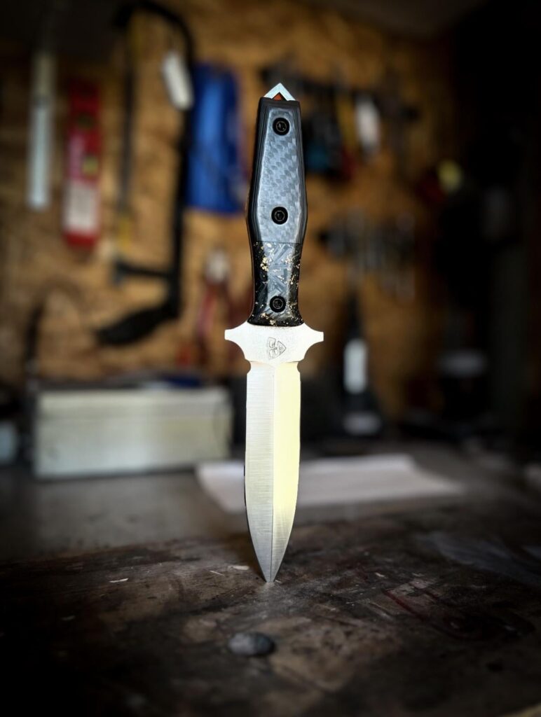 Dagger i made 2y ago. Carbon fiber scales with shredded carbon and gold flakes in epoxy resin. Blade steel : N690