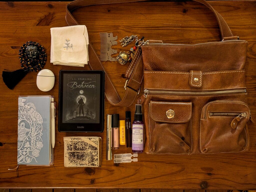 What I carry around with me on the weekends! Assume away ~