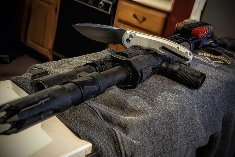 the clip on my silver aluminum civivi praxis button lock needed a complimentary color to go with the civivi logo... to break up the monotony