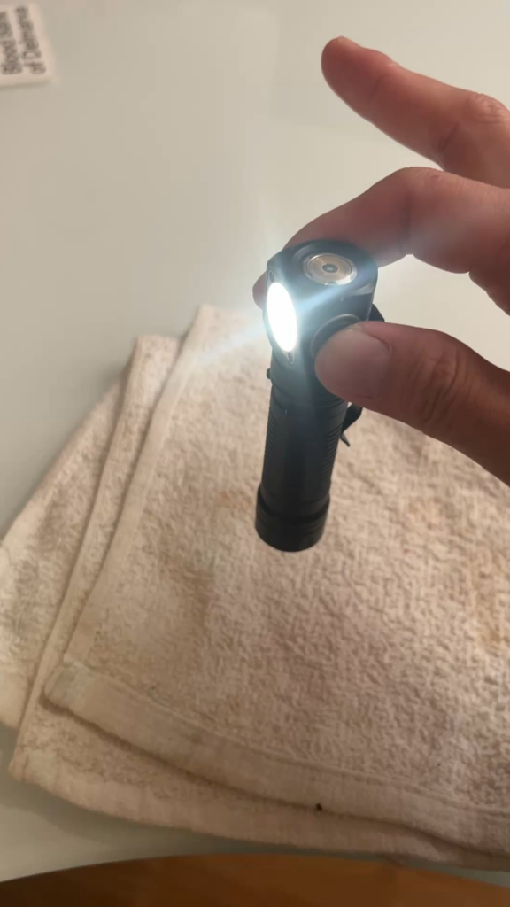 Is this normal? Flashlight turns off at the slightest bump. H04RC with Samsung led