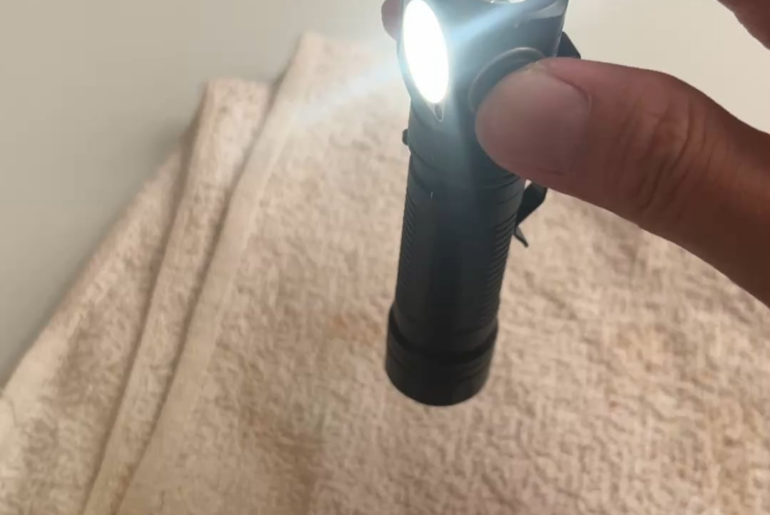 Is this normal? Flashlight turns off at the slightest bump. H04RC with Samsung led