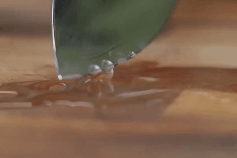 MKBHD tested a $400 knife that charges wirelessly and assists with cutting (;;;This seems like crap;;;;;)