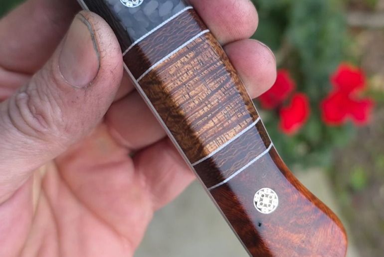 AEB-L Stainless with Amboyna Burl and carbon fiber handle with carbon fiber. The split is made with Curly Koa and burlap Micarta. White G10 liners and mosiac pins. 🤙