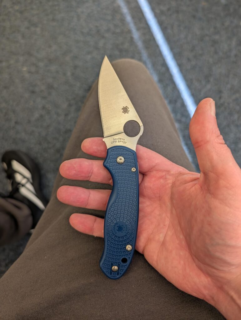 Carrying the Spyderco Para 3 LW in SPY27