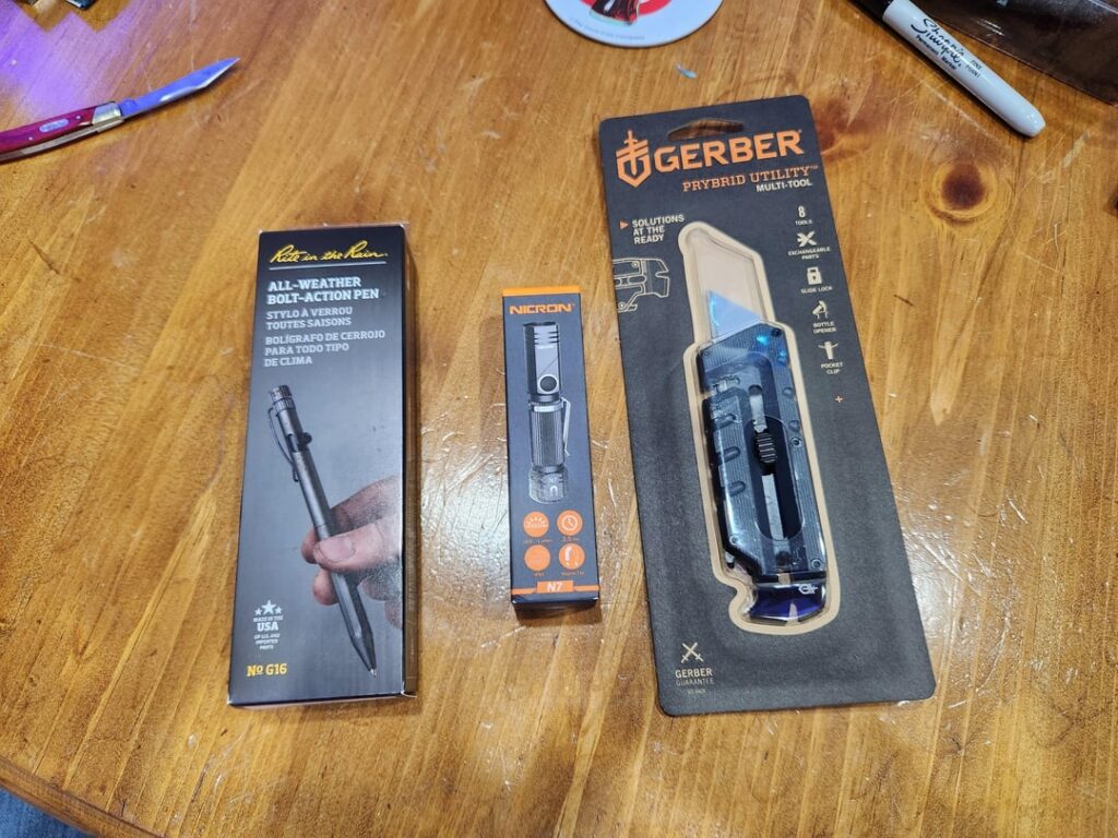 New EDC items + replacement flashlight