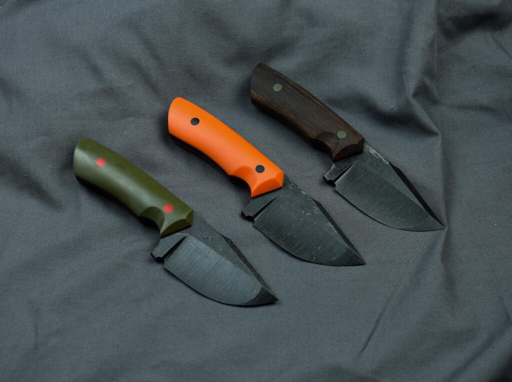 New batch of Bearclaws! Compound grind 1095 at 61HRC, G10/micarta scales, G10 liners and pins. Soon they'll get pants.