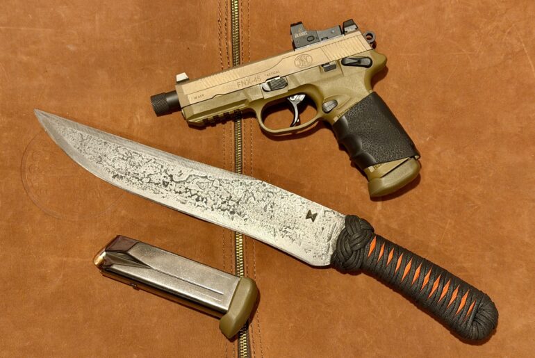 James Helm @helmforge #fixedfriday #fnfriday #fixedbladefriday #helmforge