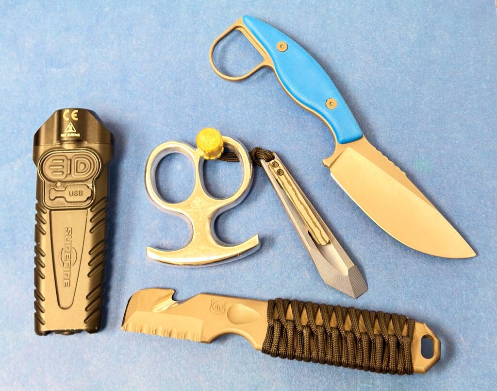 #phoenixfriday @phoenixtoolworks Impale & Deadbolt sitting with @eastcoastknuckles77 2 finger knucks , @surefire_llc Stiletto & @wilsoncombat OG Cop Tool. #phoenixtoolworks #fixedbladefriday