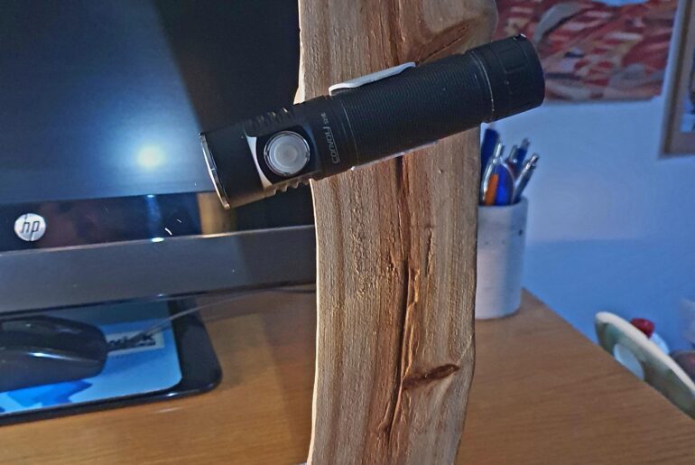 After the defeat in the open field against the xhp 50.e r70 I found the solution to the nichia 719a: Table lamp.