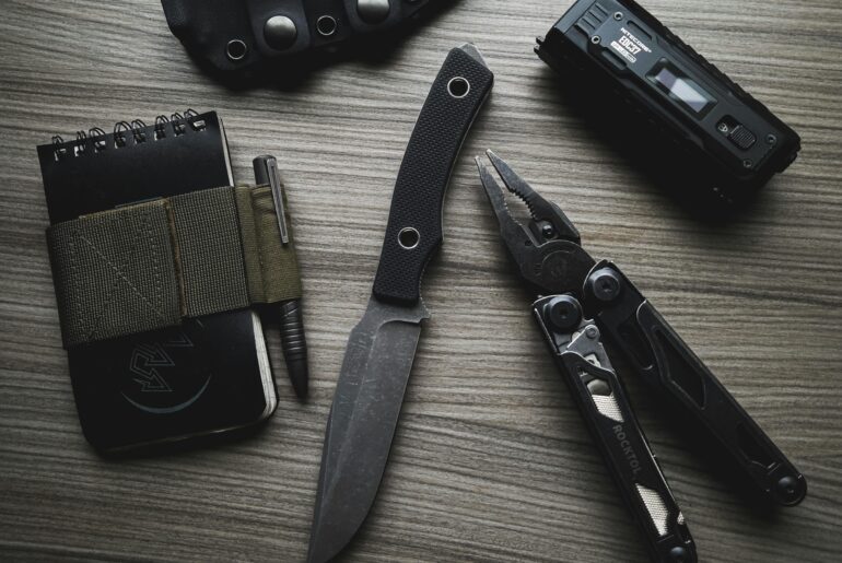 Klotzli Commando Knife - Rocktol SK05VGB - Nitecore EDC37 - Kitgubb Notebook holder - Titaner bolt action pen - Rite in the rain all weather notebook