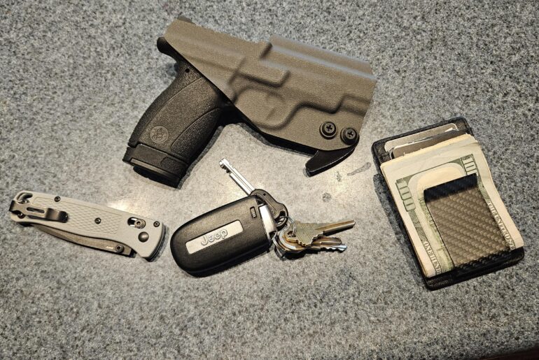 Knife in non dominate pocket?