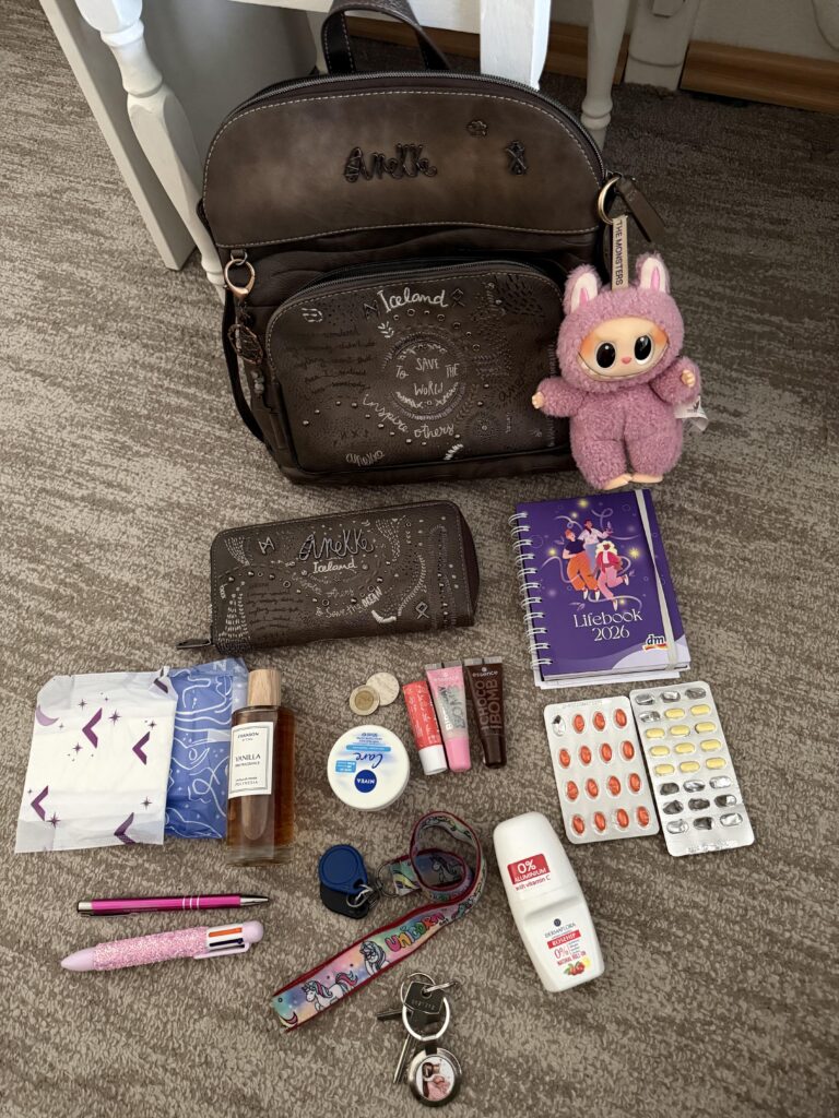 My everyday backpack🌸 What do you think of me?