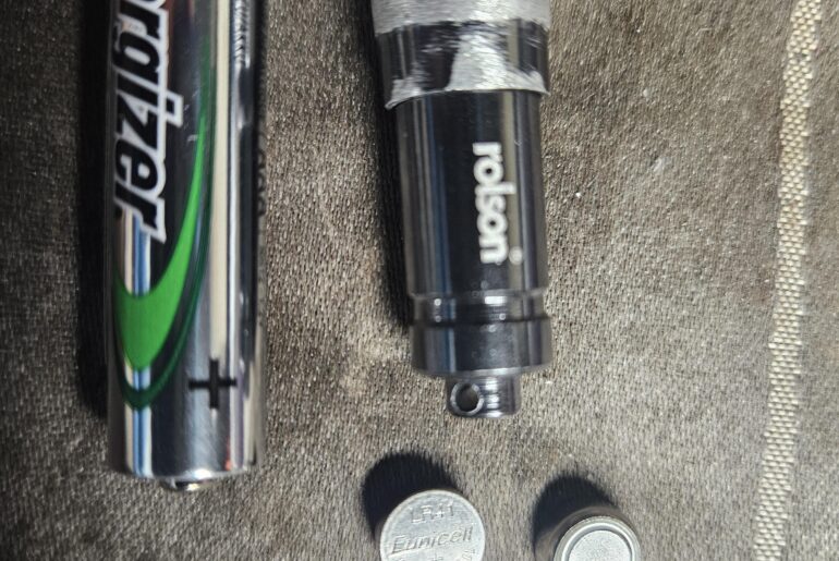 Identifying and using this tiny Rolson flashlight