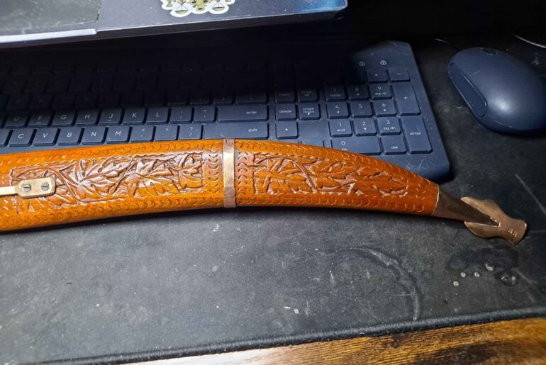Need help identifying this knife I got as a gift