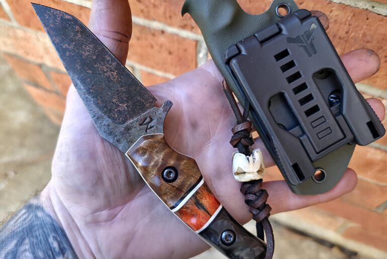 1084 with Apocalyptic with finish, handles made up of Quilted Maple 🍁 and carbon fiber. Split is G10 and dyed Zebra bone with white G10 liners. Leather Lanyard and the EDC bead is made from a Deer Molar. Very unique piece🤙
