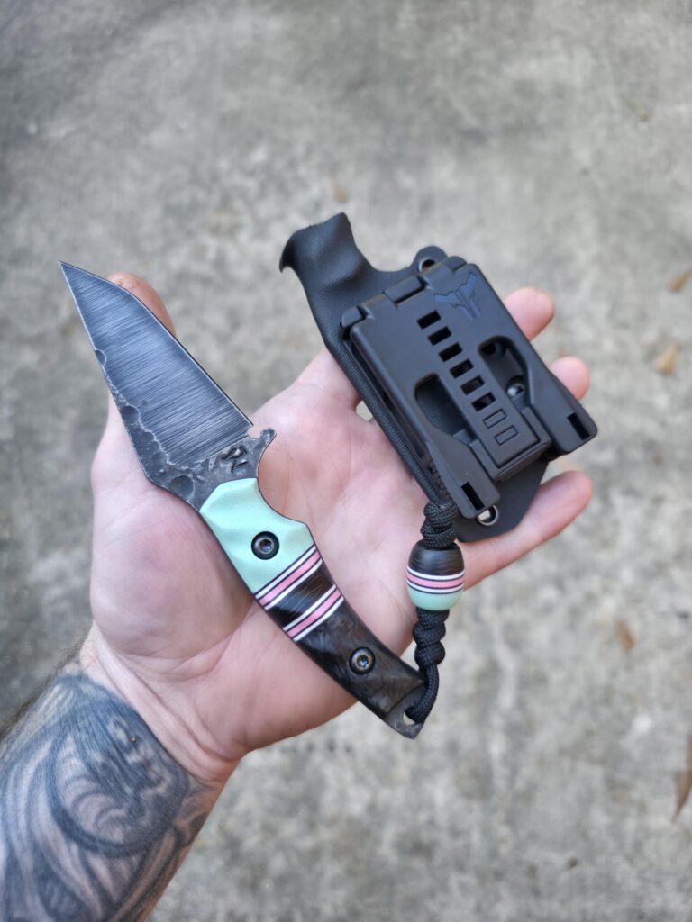 1084 with Acid washed finish. Tiffany blue G10 and carbon fiber, split is pink, white, royal purple G10 and carbon fiber. Royal purple G10 liners.👍