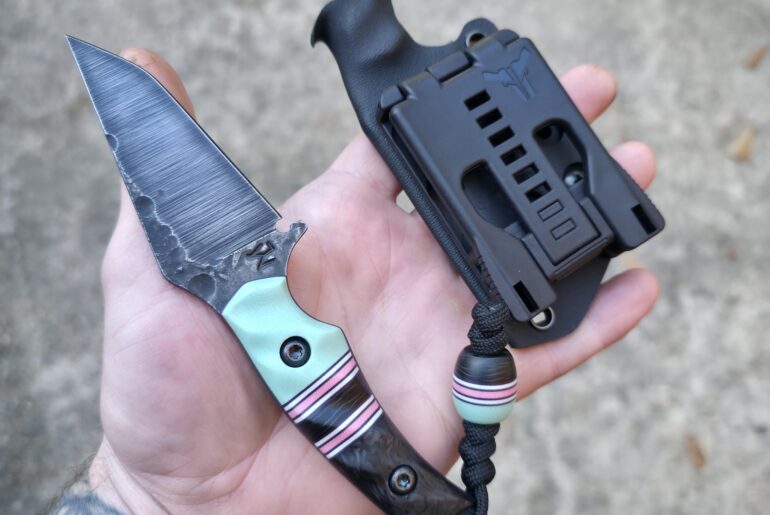 1084 with Acid washed finish. Tiffany blue G10 and carbon fiber, split is pink, white, royal purple G10 and carbon fiber. Royal purple G10 liners.👍