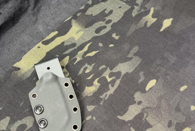 Quick video of a baby wharncliffe in Magnacut and carbon fiber.