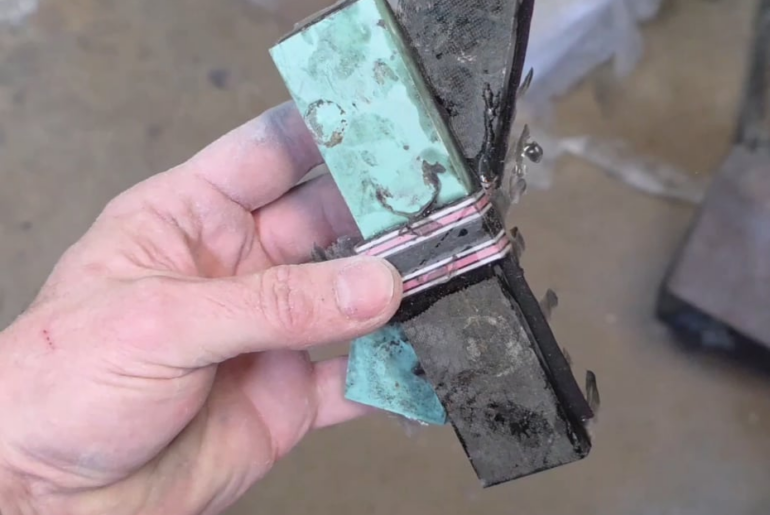 1084 with Acid washed finish. Tiffany blue G10 and carbon fiber, split is pink, white, royal purple G10 and carbon fiber. Royal purple G10 liners.👍