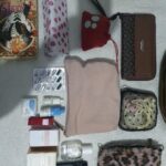 My turn ! Please ignore the shi* lighting 😅 what does this say about me ? Be ruthless and don't spare my feelings Same content, diffrent bags