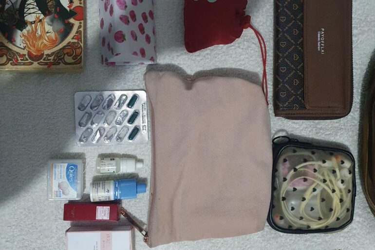 My turn ! Please ignore the shi* lighting 😅 what does this say about me ? Be ruthless and don't spare my feelings Same content, diffrent bags