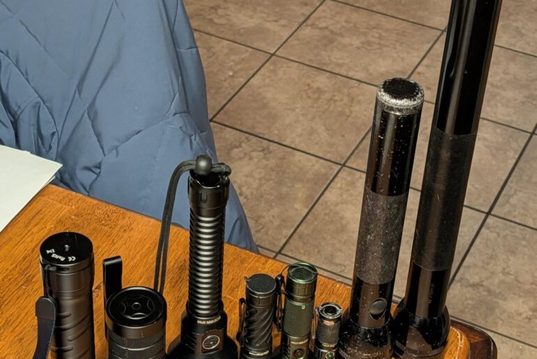 Decided to fire up an old incandescent Maglite and take beam shots on the ceiling