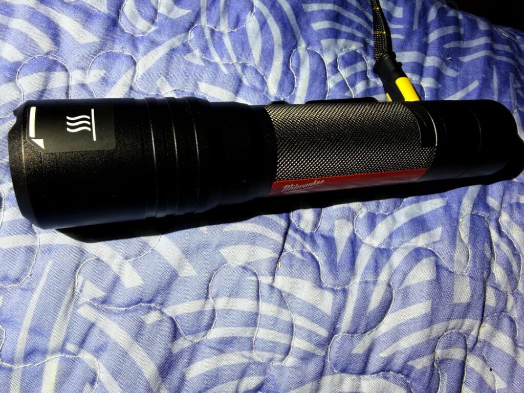 Milwaukee 2162-21 do not buy this light PWM Ulgy tint.