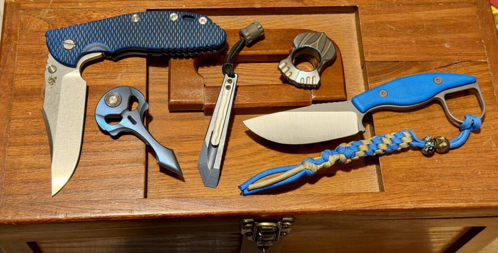 #bluetuesday #tituesday @phoenixtoolworks Impale & Deadbolt @hinderer_knives XM-24 Bowie & some cool pieces from One Studio Have a great day!