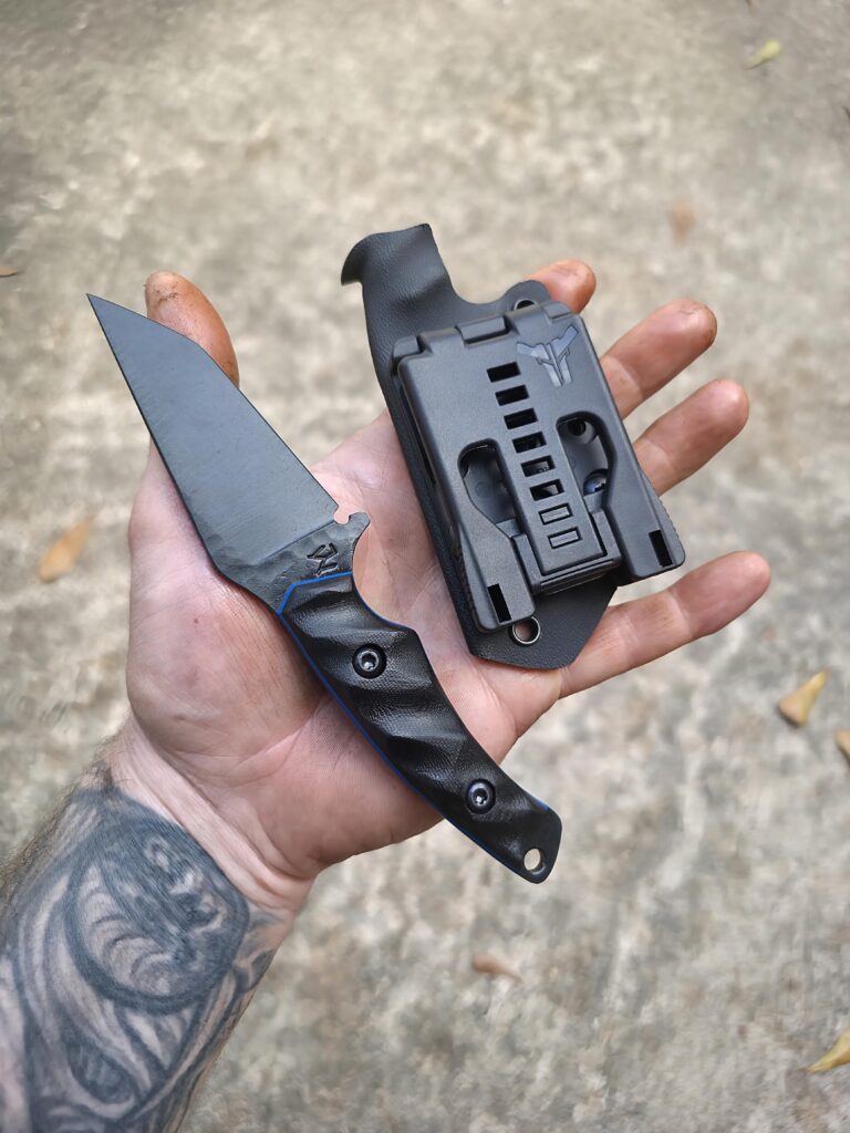 1084 Cold blue finish, with sandblasted black G10 and Royal blue G10 liners.