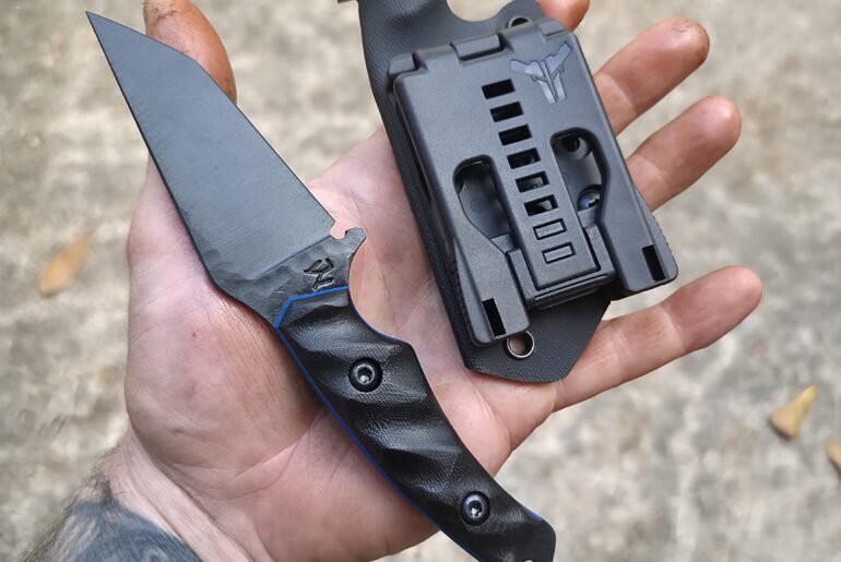 1084 Cold blue finish, with sandblasted black G10 and Royal blue G10 liners.