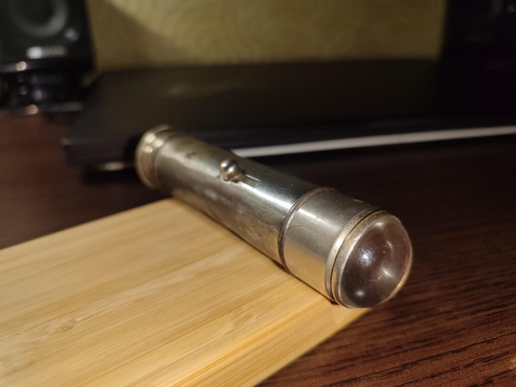 Daimonette vintage pocket flashlight (Beam shots included)