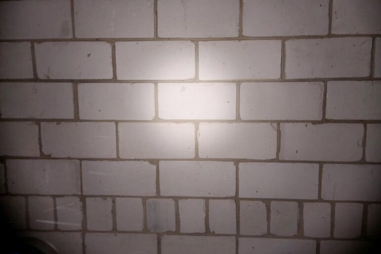 Стіна біла з 1 метра