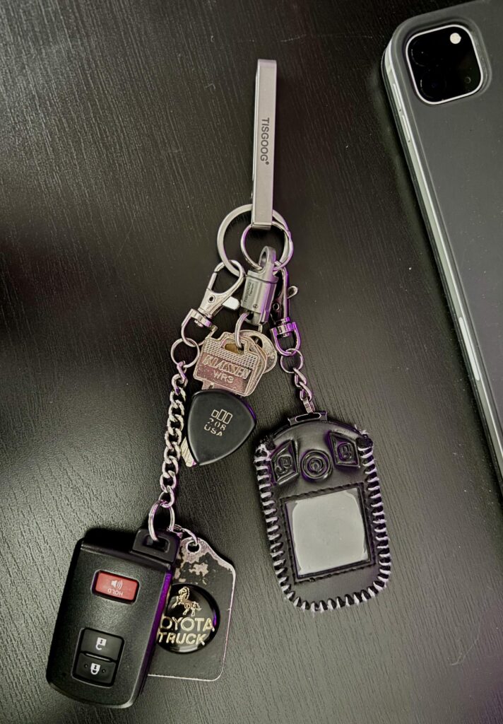 I’ve experimented with a lot of different methods to carry 2 fobs and keys in one pocket and copying the male anatomy has always been the best one.