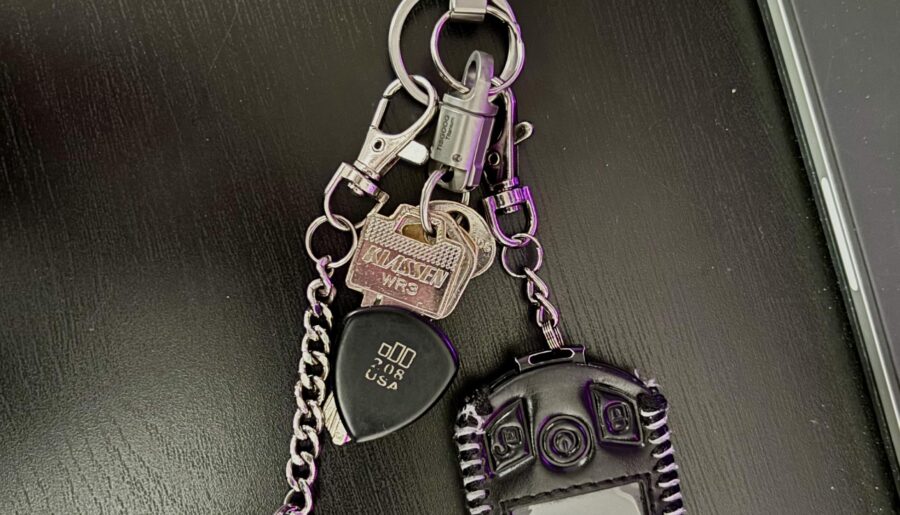 I’ve experimented with a lot of different methods to carry 2 fobs and keys in one pocket and copying the male anatomy has always been the best one.