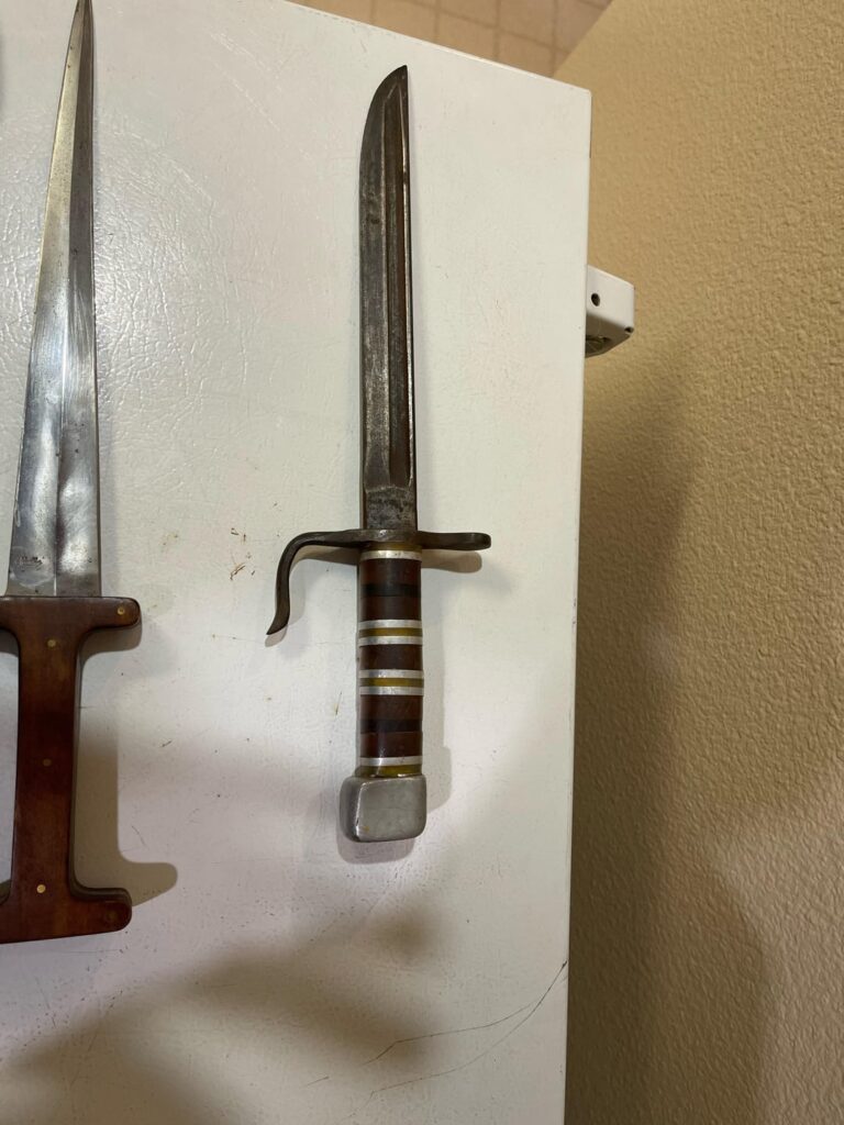 Help with identifying this old I think Japanese war knife?