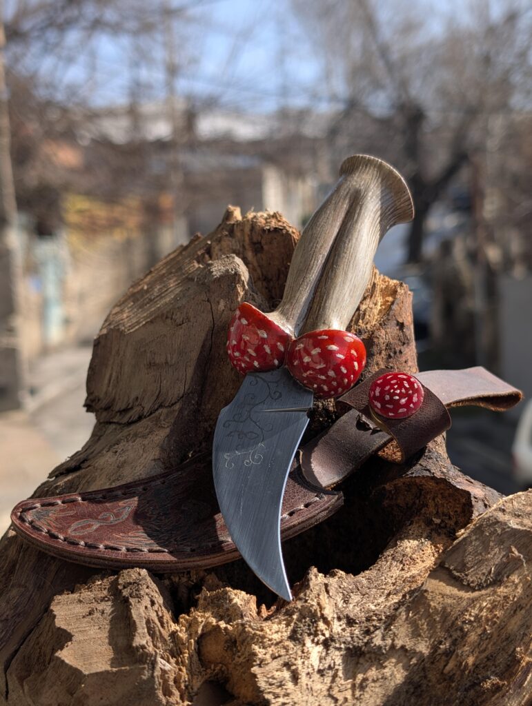 Mushroom foraging knife and sheath i made for my lovely girlfriend! Blade is made of 9KhF soviet steel, Handle carved of Linden tree wood, and my second ever leather sheath
