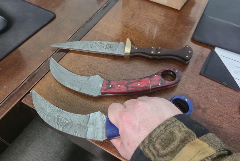 Handle style top knife