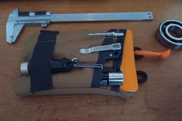 I just love how a pouch keeps my stuff neat