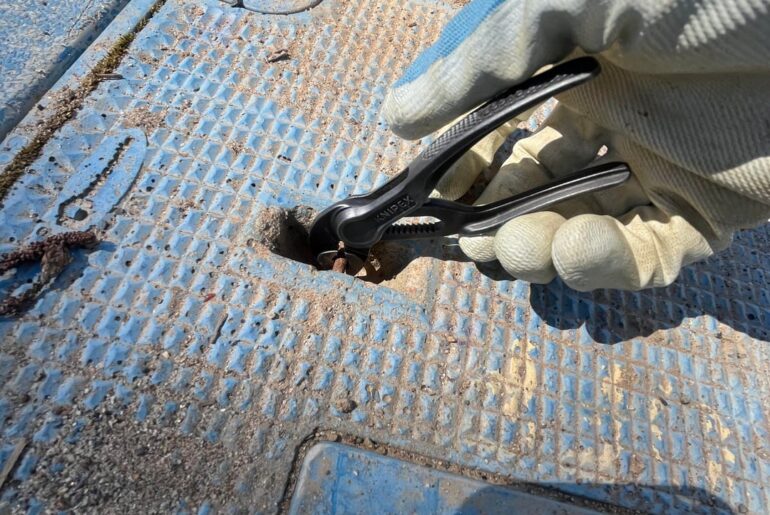 Couldnt find the big metal hook thing at work, Cobra xs is all i need. Lifted it enough to get my hand under for the rest of the way off.