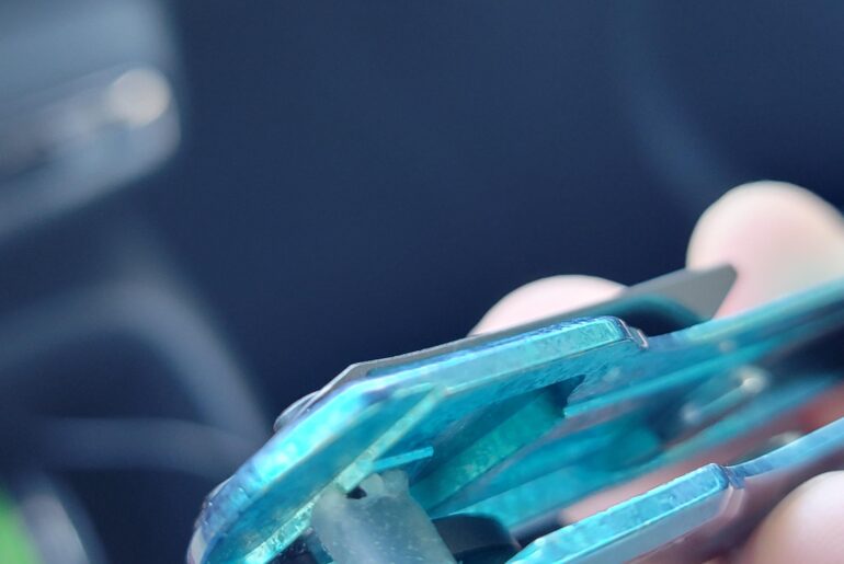 Do all the Winterblade X-folder's have this silicone band where the x-lock rests?