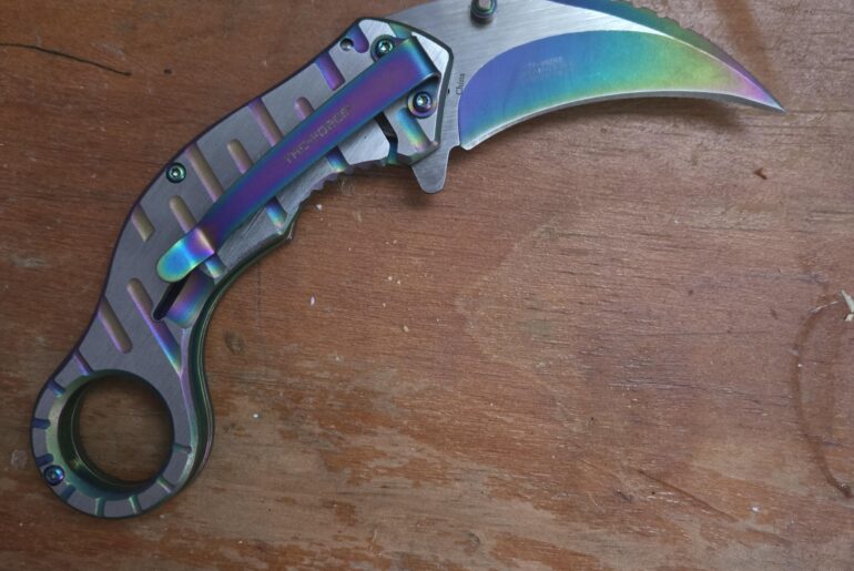 World's coolest knife (haters will say it's fake)